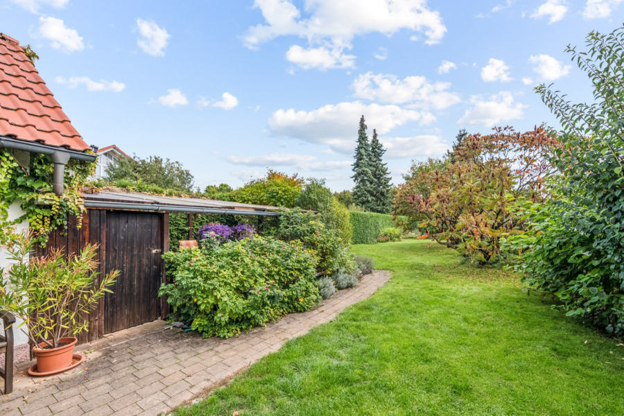 Garten mit Gartenlaube