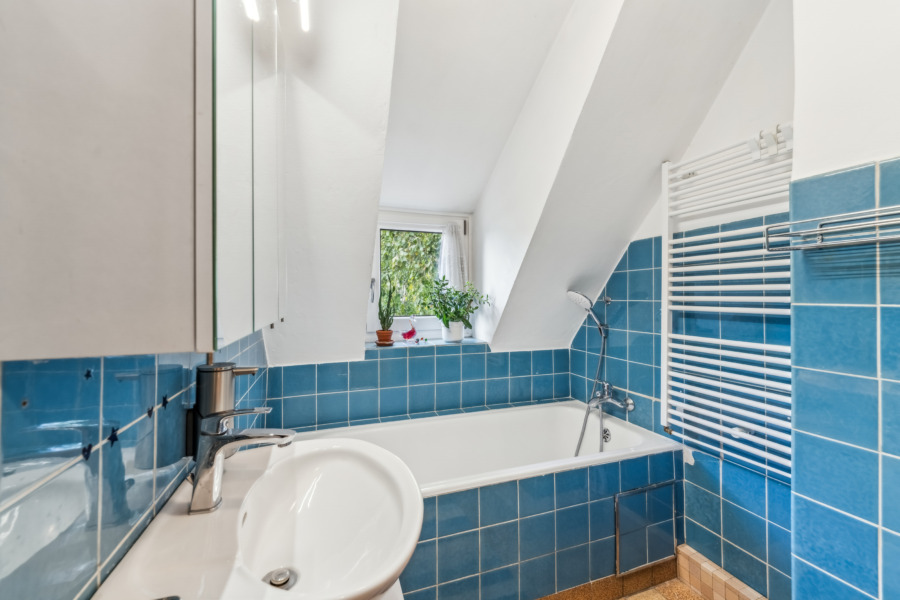 Bad mit Badewanne (1. OG.)
