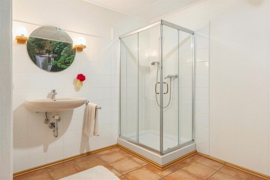 Badezimmer mit Dusche (UG)