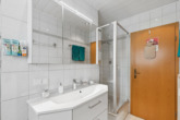 Badezimmer mit Dusche